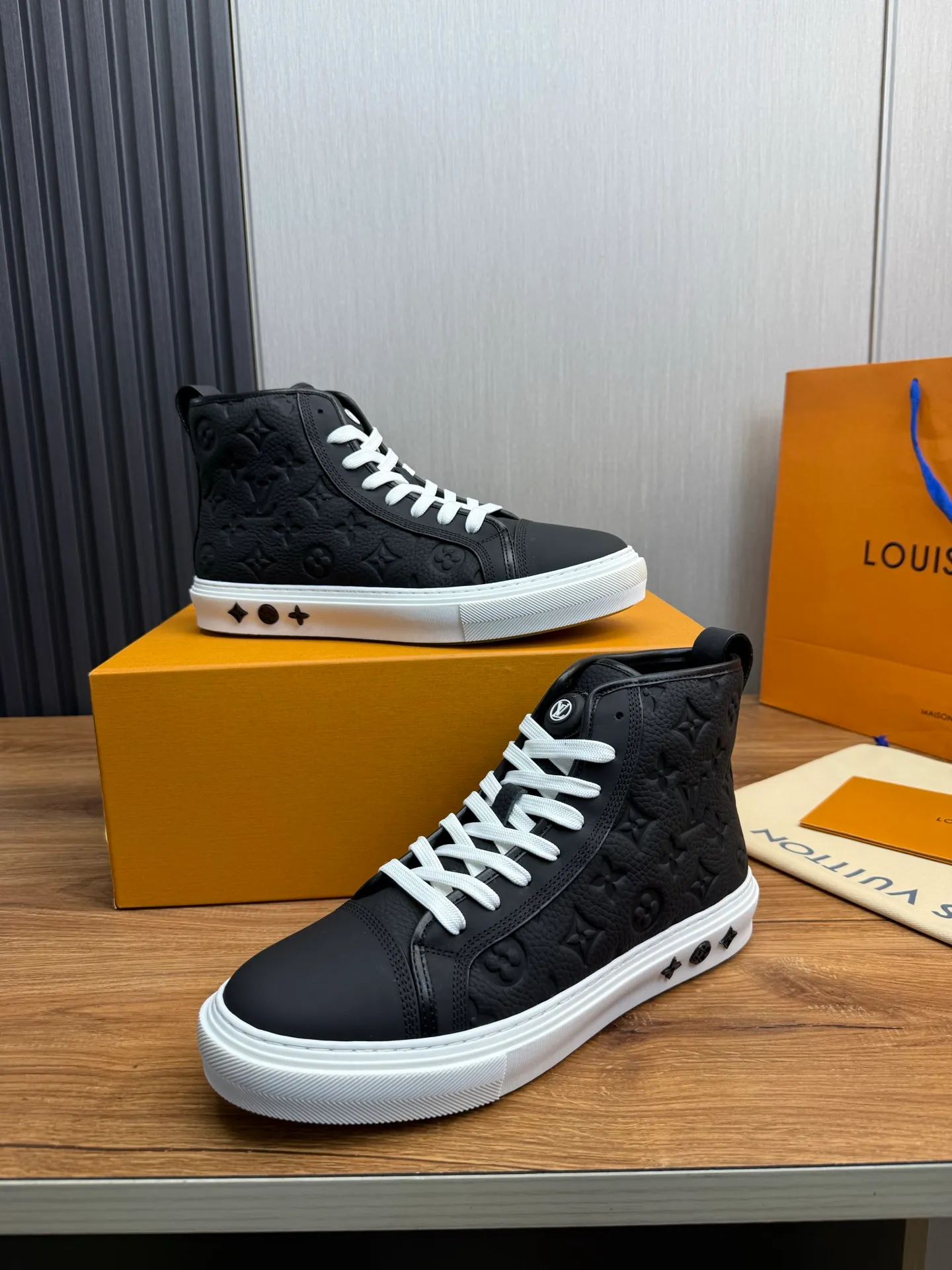 Men's shoes 💰840💰 LOUIS VUITTON [Luden Yiwei] The new trendy Lv is on the market 🎁, casual and fashionable men's shoes 👟 1:1 shipment ⬆️The upper is made of imported cowhide + cowhide mesh lining, the original wear-resistant rubber outsole, the version is simple and elegant, exclusive for trendy men. 38-45 (38.45 is non-refundable if made to order)